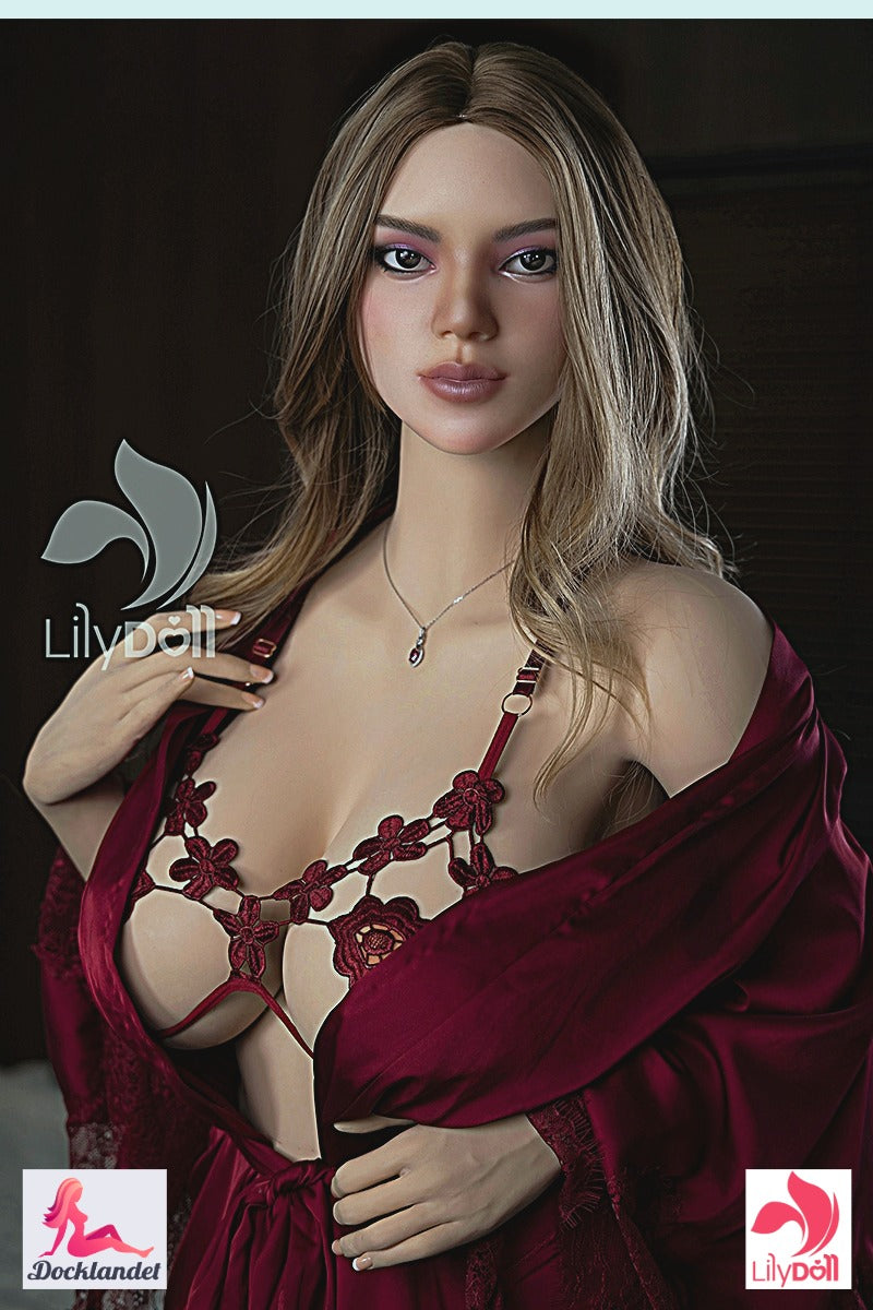 Vera-B sexdocka i elegant röd dräkt med kurvig siluett och realistisk hudstruktur