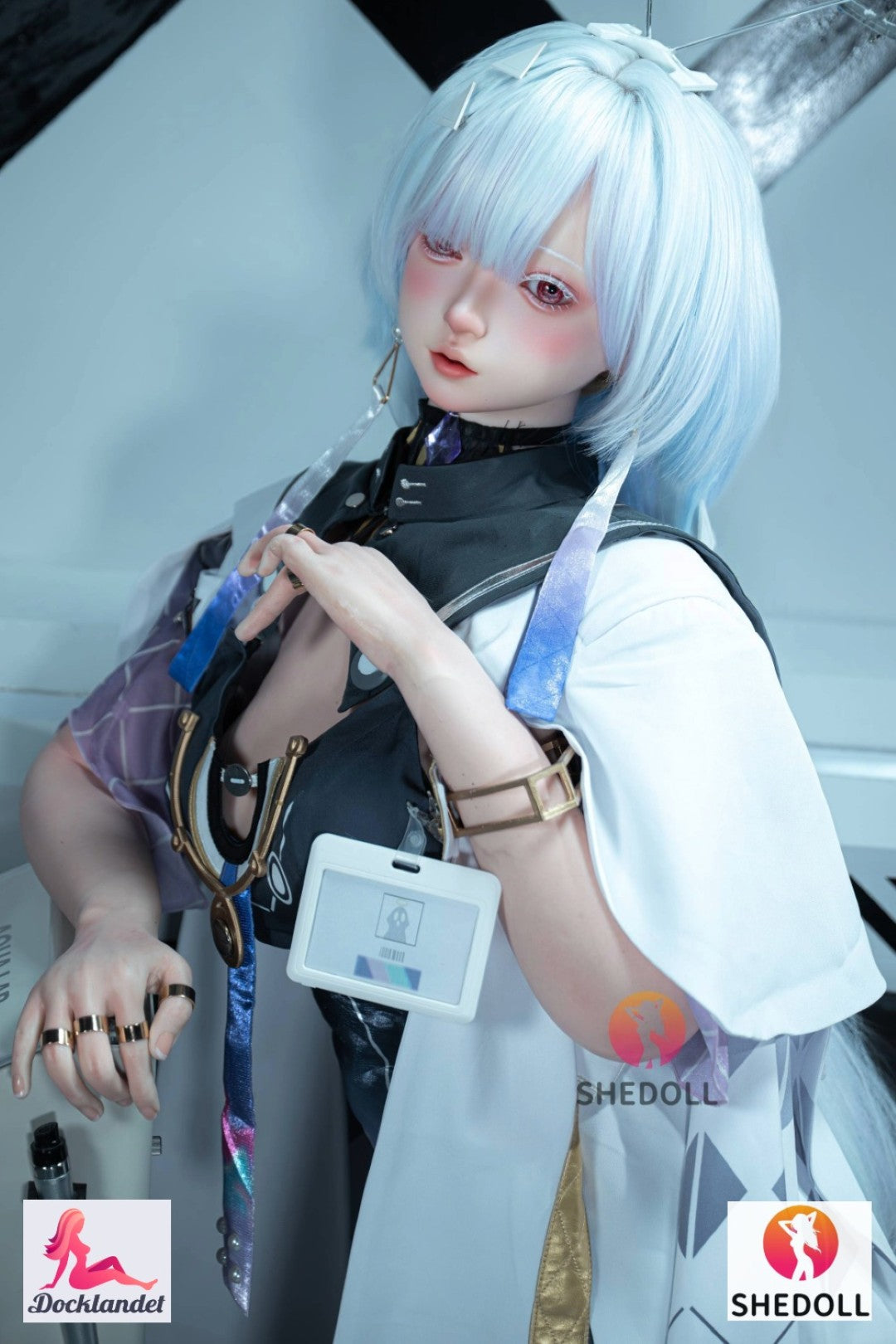 Anime realistisk SHEDOLL docka med ljusblå frisyr och cosplay outfit, närbild som visar naturtrogna detaljer och sci-fi stil.