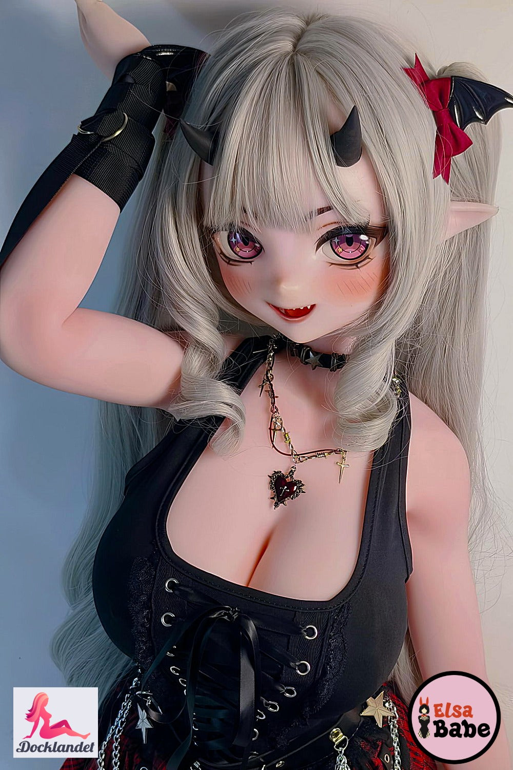 Tachibana Mano 148 cm Elsa Babe anime-silikondocka med ljust hår, rosa ögon, horn och svart fantasy-outfit.