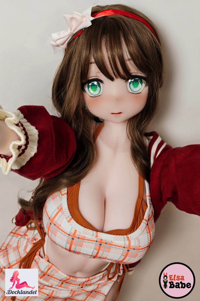 Elsa Babe sexdocka i anime-stil, 154 cm silikon med stora bröst, gröna ögon och rutigt set – poserar med röd jacka